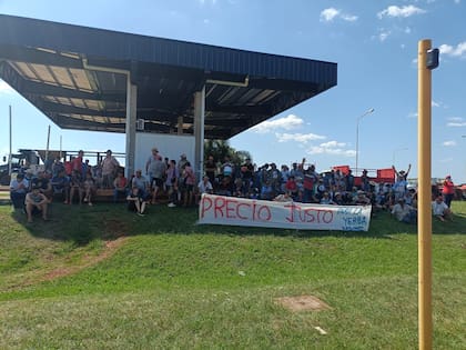 Un grupo de casi 100 productores copó el puesto de la ATM, un símbolo de la política fiscal misionera y una forma de presionar al gobierno provincial a que ayude a buscar soluciones