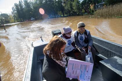 Un grupo de censistas que cubrió el arroyo Toro en el río Capitán