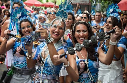 Un grupo de chicas del bloco Só Caminha sonríen durante el carnaval en las calles de Río de Janeiro.