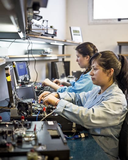 Un grupo de chicas entrenadas realizan el control funcional de las placas terminadas.