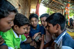 En India, el gobierno entrega teléfonos gratis para obtener votos