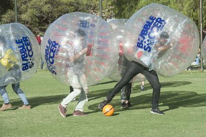 Un grupo de chicos juega al bubble soccer