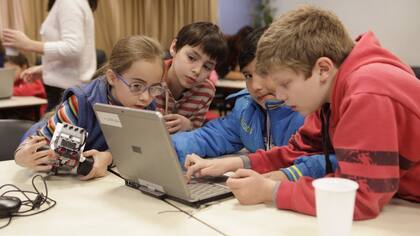 Un grupo de chicos participa de Robotito, un curso de robótica gratis para chicos y chicas impulsado por el Instituto Tecnológico de Buenos Aires y la Sociedad Women in Engineering