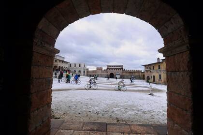 Un grupo de ciclistas pasan por el medio del set de filmación de Los Borgia, en 2015, en Budapest