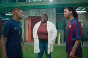 Un grupo de científicos enfrentó a las leyendas del fútbol en la cancha.