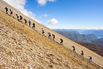 Un grupo de corredores subiendo el Cerro Chapelco en los primeros kilómetros de la carrera