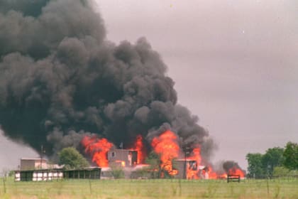 El fuego en el complejo donde estaban los Davidianos en 1993
