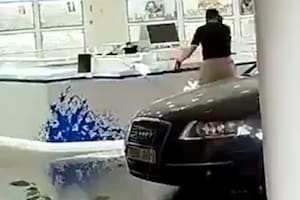 Un grupo de delincuentes ingresó en auto a un shopping de Madrid, robó una joyería a mazazos y escapó a toda velocidad