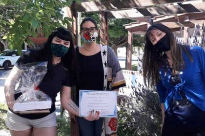 Un grupo de docentes en Neuquén decidieron sorprender a los alumnos del último años y les entregaron sus diplomas de egreso