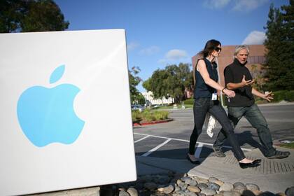 Un grupo de empleados en la sede de Apple en Cupertino, California. Ex trabajadores señalan que, a pesar de las condiciones de la compañía, los puestos de trabajo suelen ser vistas apuestas profesionales a futuro
