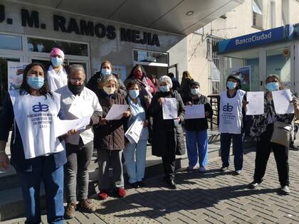 Un grupo de enfermeros reclama mejores condiciones frente al Hospital Ramos Mejía el pasado 19 de mayo