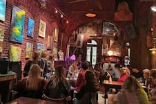 Escondido en un pasaje de Recoleta: el bar que marcó época en los 80, que era frecuentado por Charly García y Borges