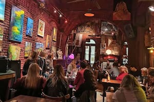 Un grupo de escritores leía en voz alta frente a un público que mezclaba desconocidos, amigos y familia