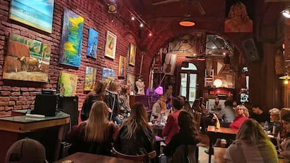 Un grupo de escritores leía en voz alta frente a un público que mezclaba desconocidos, amigos y familia