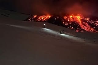 El impactante descenso de esquiadores en el Etna mientras el volcán entraba en erupción