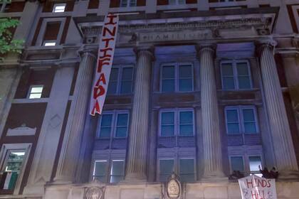 Un grupo de estudiantes de la Universidad de Columbia, que abogan por los palestinos, acceden al icónico edificio Hamilton Hall mientras se reúnen para organizar una manifestación en el campus de Nueva York, Estados Unidos, el 30 de abril de 2024