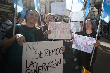 Un grupo de estudiantes de Medicina, en la marcha