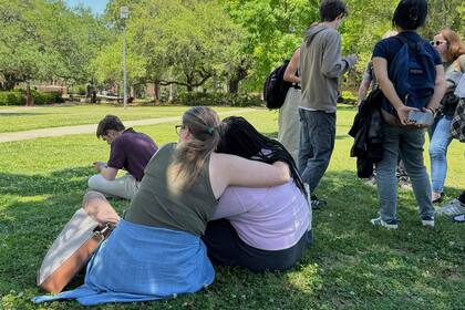 Un grupo de estudiantes en la Universidad Estatal de Florida en Tallahassee, el 17 de abril del 2025. (AP foto/Kate Payne)