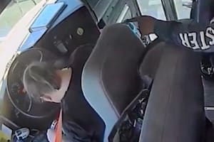 Una conductora de autobús se desmayó en pleno viaje en EE.UU. y un grupo de estudiantes tuvo que tomar el volante