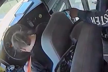 Un grupo de estudiantes en Mississippi evitó un accidente de tránsito al tomar el control de un autobús cuya conductora se desmayó mientras circulaba por una autopista