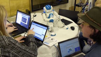 Un grupo de estudiantes españoles programa a Nao, en 2014