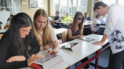 Un grupo de estudiantes holandeses utilizan tabletas en el aula. En Australia identificaron que el uso de videojuegos promueve mejoras en el rendimiento académico