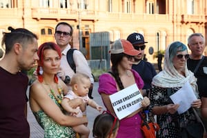 Por qué varias familias rusas llevaron su queja hasta la puerta de la Casa Rosada