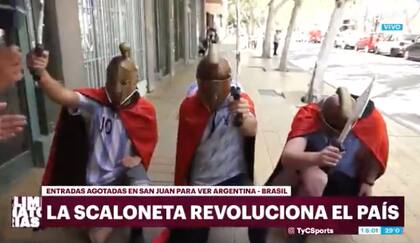 Un grupo de fanáticos se vistió de soldados espartanos con la camiseta de la Selección