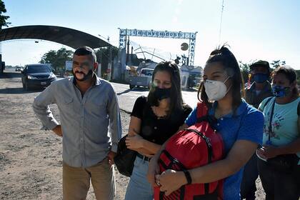 Un grupo de formoseños en el control de egreso por Mansilla. Cada hora que pasa, más gente se anima a salir para reencontrarse con familiares y amigos