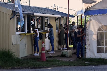 Un grupo de formoseños en el control de egreso por Mansilla. Cada hora que pasa, más gente se anima a salir para reencontrarse con familiares y amigos