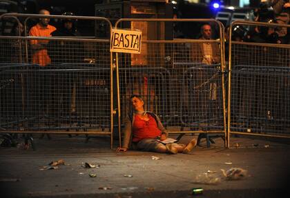 Una mujer herida, durante una manifestación de los ''indignados'', en España