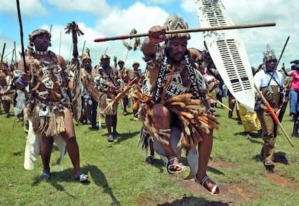 Un grupo de guerreros zulúes durante una danza tradicional en homenaje a Mandela en su aldea de Qunu, donde fue enterrado   