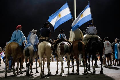 Un grupo de hinchas a caballo esperó a la Selección Argentina, campeona del mundo de Qatar 2022, en las inmediaciones del predio de AFA en Ezeiza.