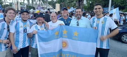 Un grupo de hinchas argentinos en el banderazo en aliento a la Selección en Miami