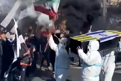 Un grupo de hinchas de All Boys se presentó en las inmediaciones del estadio Islas Malvinas con un ataúd pintado con la bandera de Israel