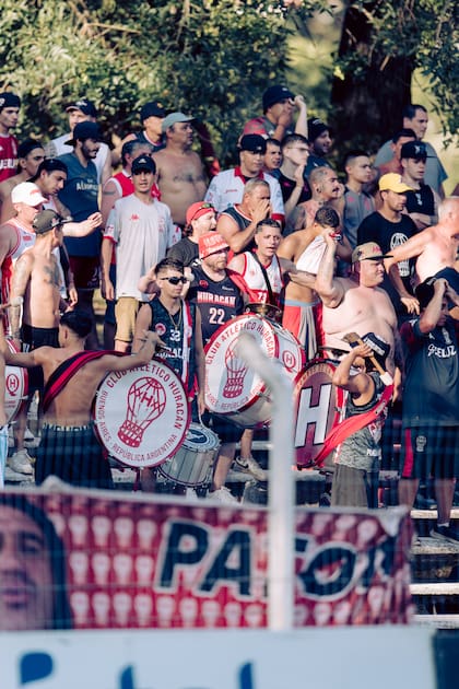 Un grupo de hinchas de Huracán: las canchas lucen semivacías