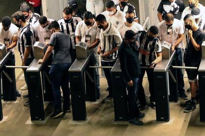 Un grupo de hinchas de Mineiro ingresa al estadio, en la antesala del encuentro frente a River, por la Libertadores