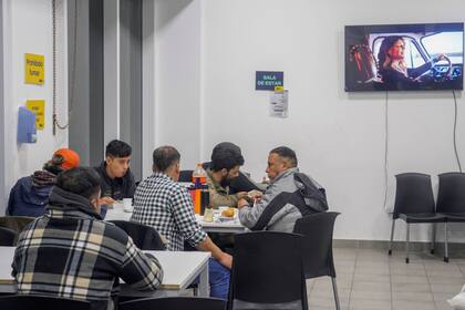 Un grupo de hombres cena en uno de los dispositivos dispuestos por la Ciudad en Constitución
