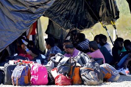 Un grupo de hombres intenta cruzar el muro fronterizo en el sector de Tucson entre México y Estados Unidos