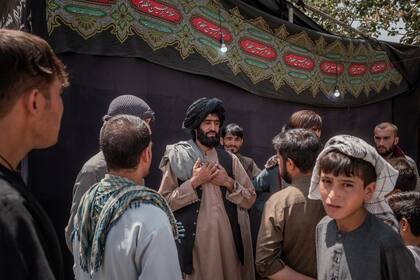 Un grupo de hombres jóvenes hablaba con un comandante talibán en Kabul