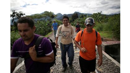 Un grupo de inmigrantes camina hacia la casa de Las Patronas,antes de continuar su viaje