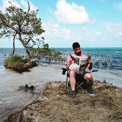 Un grupo de inversores visitaron el Principado de Islandia este año, como es el caso de Morgan, un francés que dedicó su tiempo en la isla para leer un diario de Belice