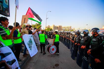 Un grupo de iraquíes realiza una protesta antiestadounidense en Bagdad, Irak, el viernes 31 de mayo de 2024. (AP Foto/Anmar Khalil)