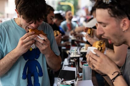 El pan y el postre son algunas de las cosas que se recomiendan evitar.