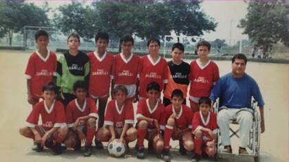 Un grupo de jóvenes de su barrio lo invitaron a entrenar el equipo local de fútbol. Lo hizo por más de 15 años