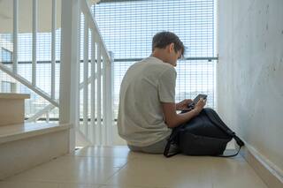 Así viven los adolescentes el acceso a la pornografía en sus celulares: “No recuerdo cuándo fue la primera vez”