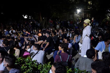 Un grupo de jóvenes intelectuales y artistas se manifiestan a las puertas del Ministerio de Cultura durante una protesta en La Habana, a principios del 28 de noviembre de 2020