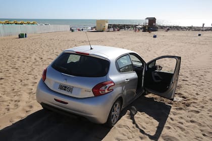 Un grupo de jóvenes quiso entrar a la playa con el auto