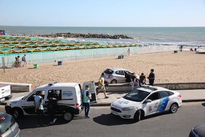 Un grupo de jóvenes quiso entrar a la playa con el auto