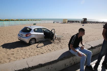 Un grupo de jóvenes quiso entrar a la playa con el auto